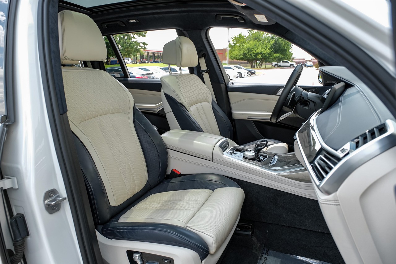 BMW X7 Vehicle Main Gallery Image 30