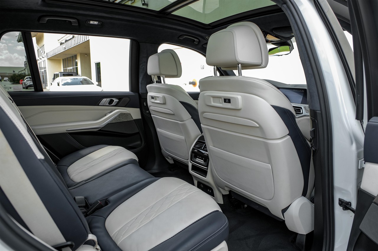 BMW X7 Vehicle Main Gallery Image 32
