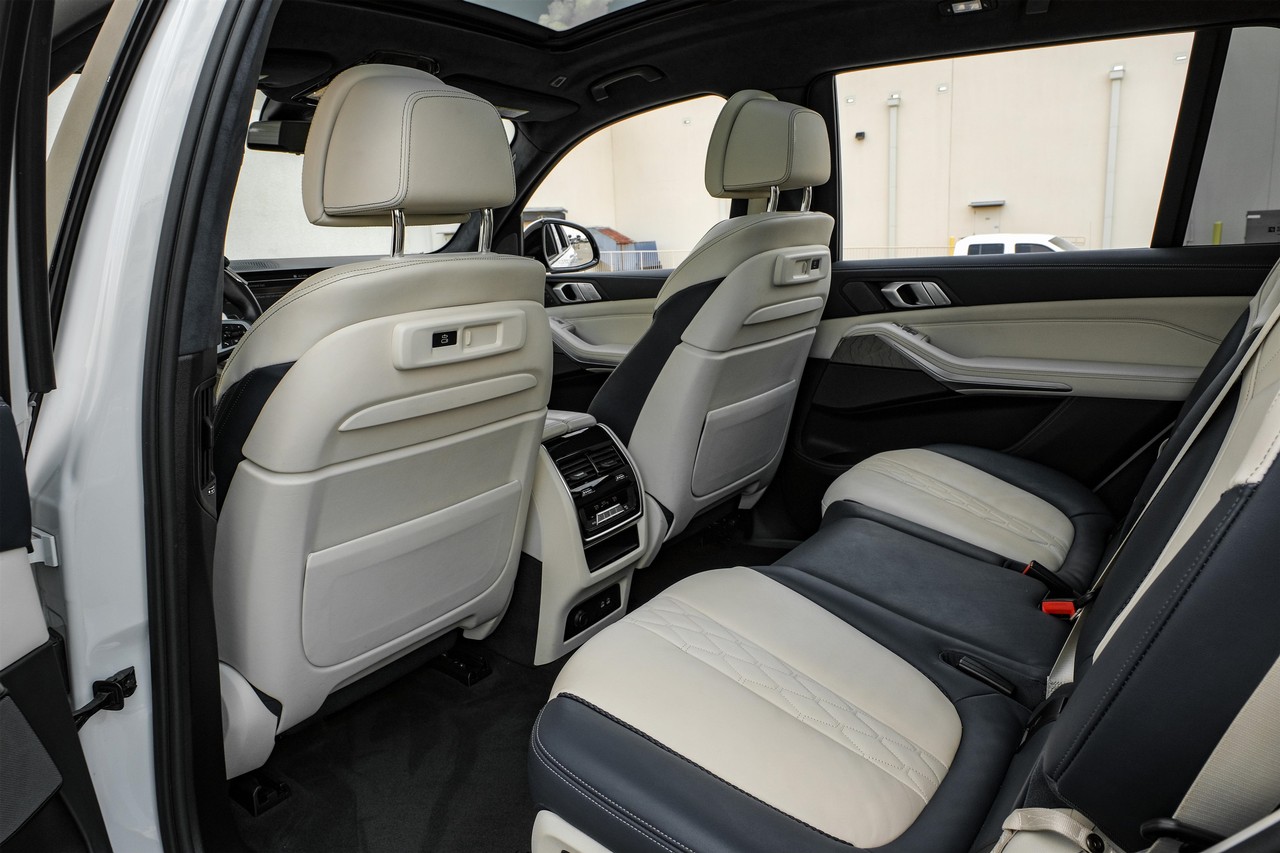 BMW X7 Vehicle Main Gallery Image 34