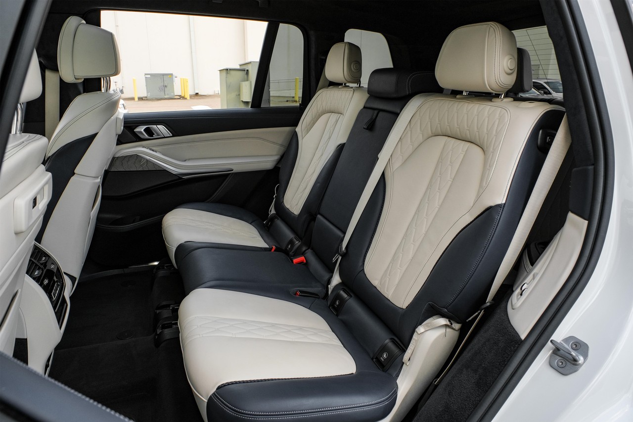 BMW X7 Vehicle Main Gallery Image 35