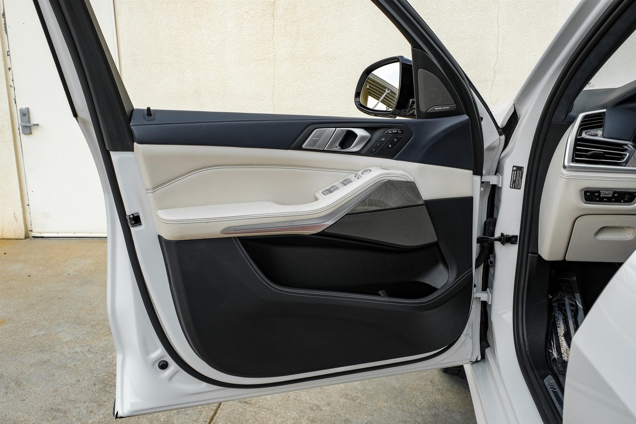 BMW X7 Vehicle Main Gallery Image 38