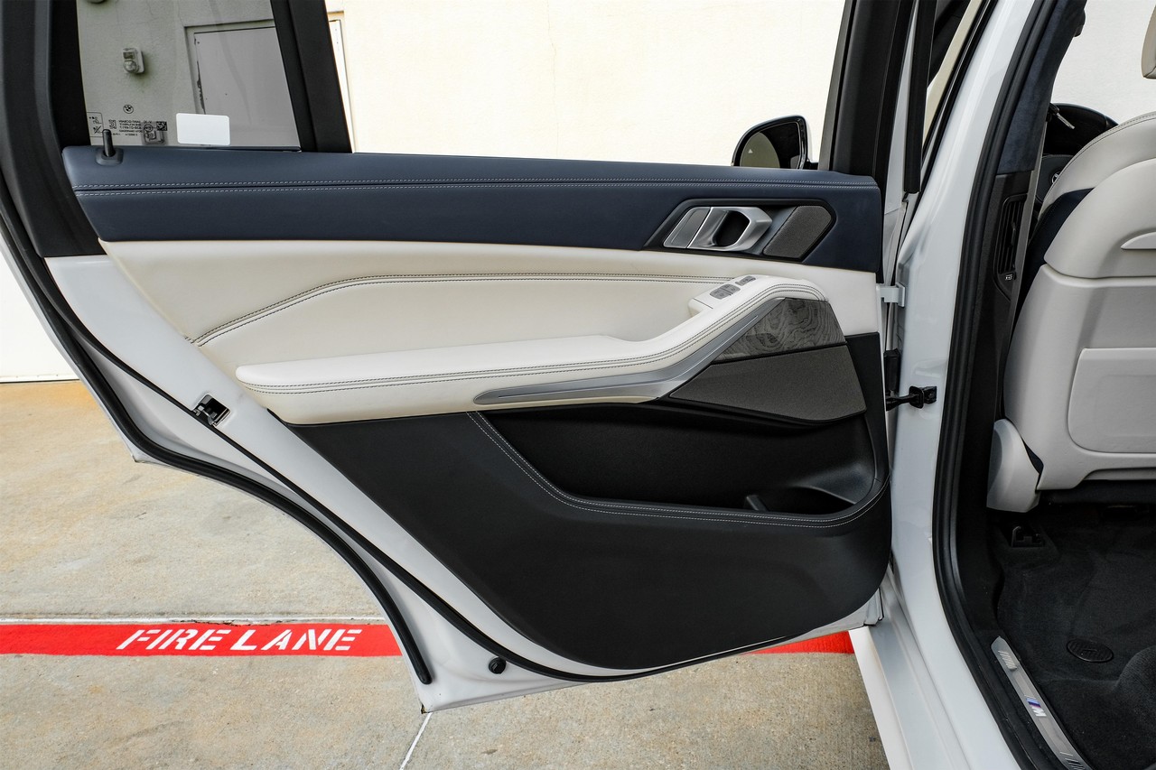 BMW X7 Vehicle Main Gallery Image 41