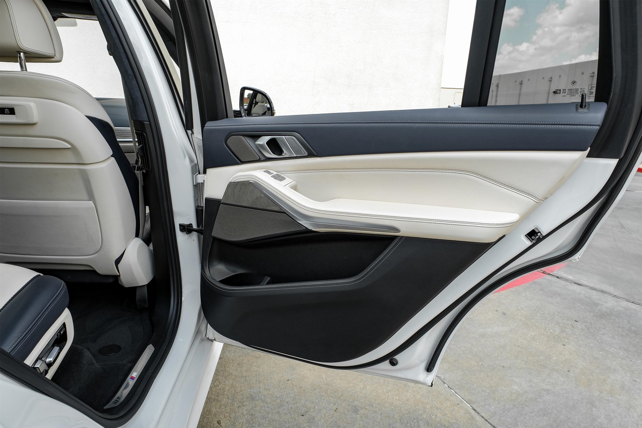 BMW X7 Vehicle Main Gallery Image 42