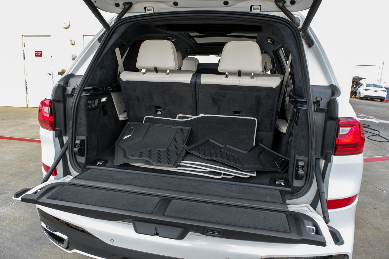 BMW X7 Vehicle Main Gallery Image 45