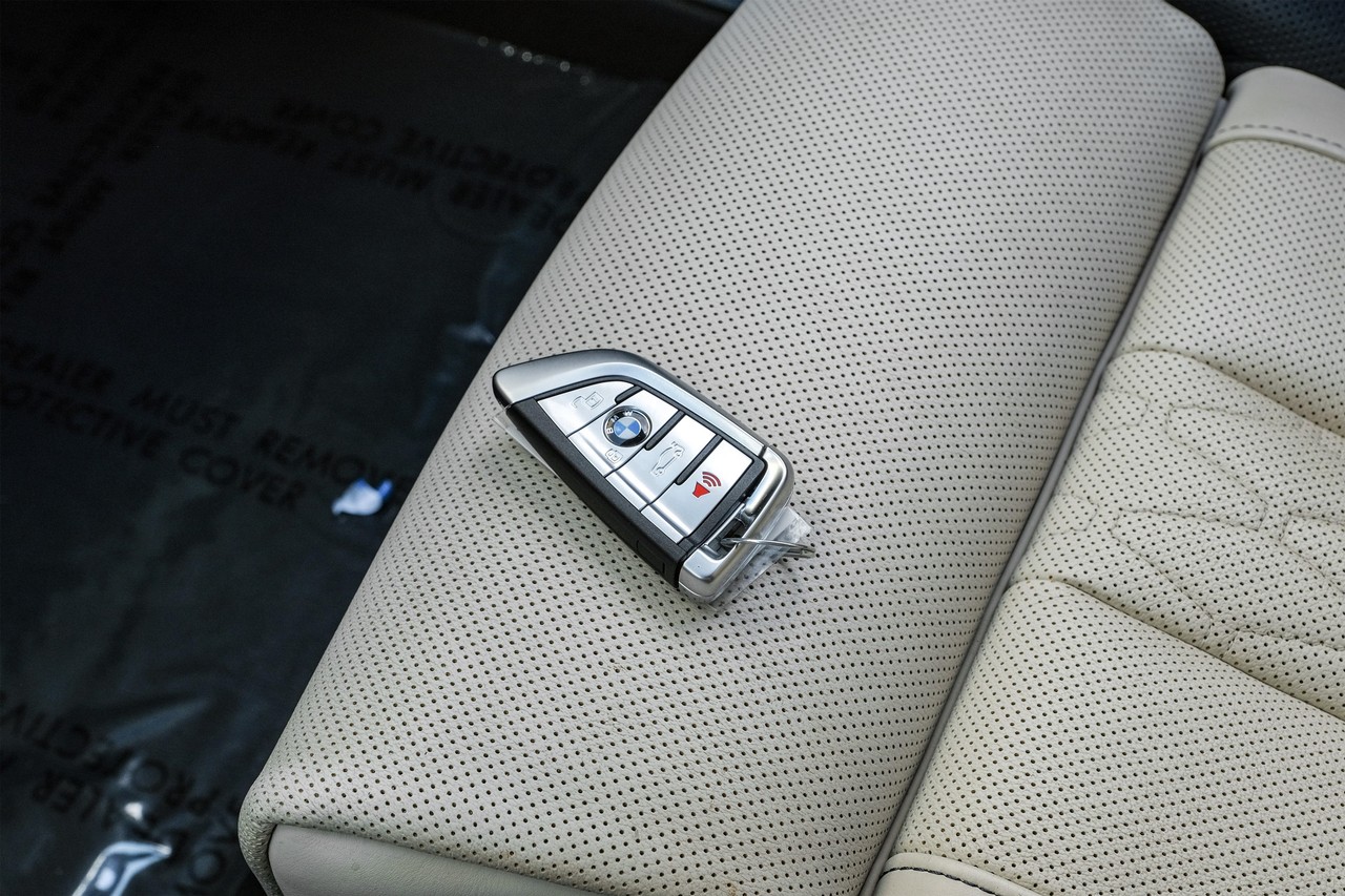 BMW X7 Vehicle Main Gallery Image 52