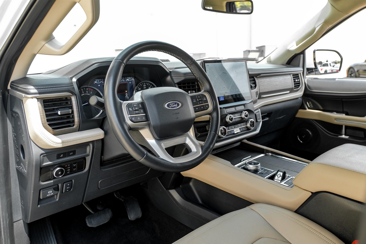 Ford Expedition Vehicle Main Gallery Image 03