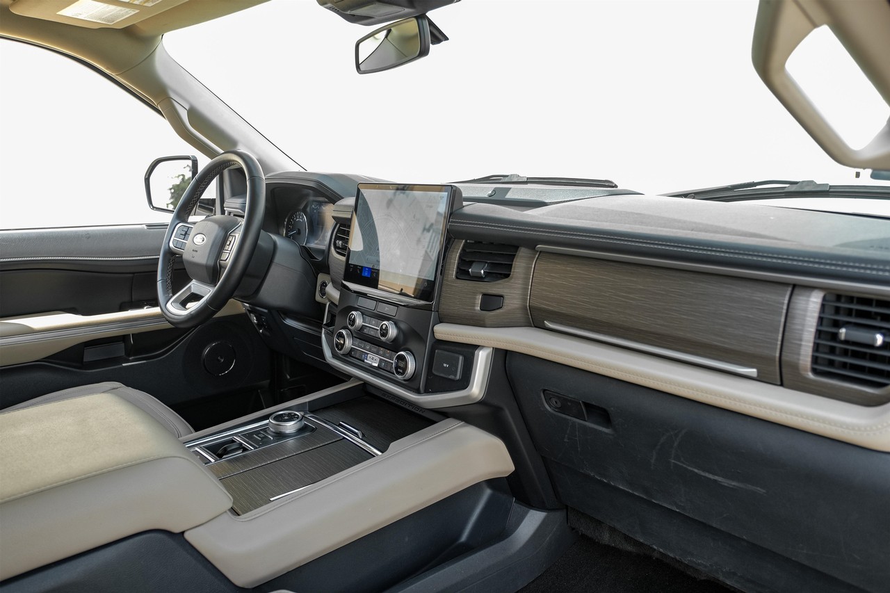 Ford Expedition Vehicle Main Gallery Image 13