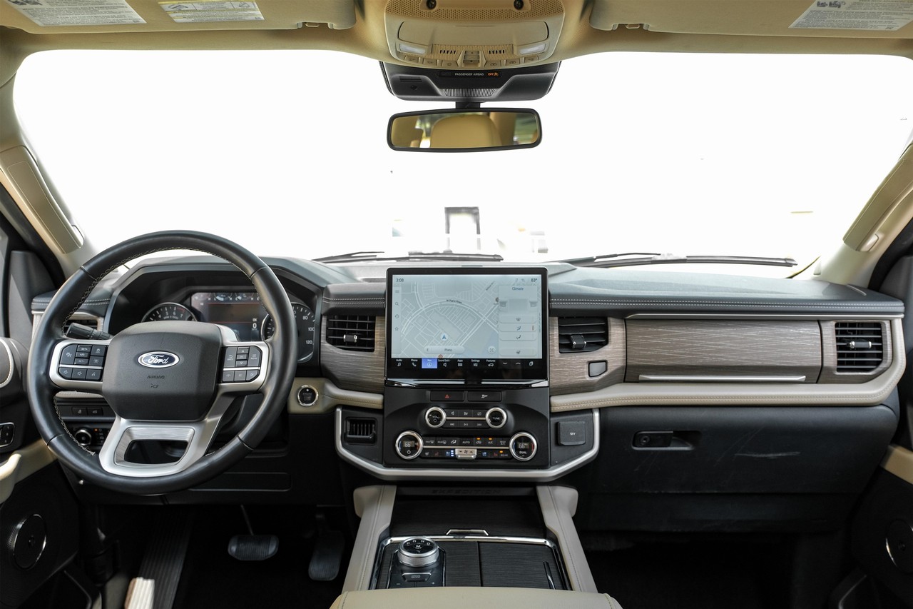 Ford Expedition Vehicle Main Gallery Image 15