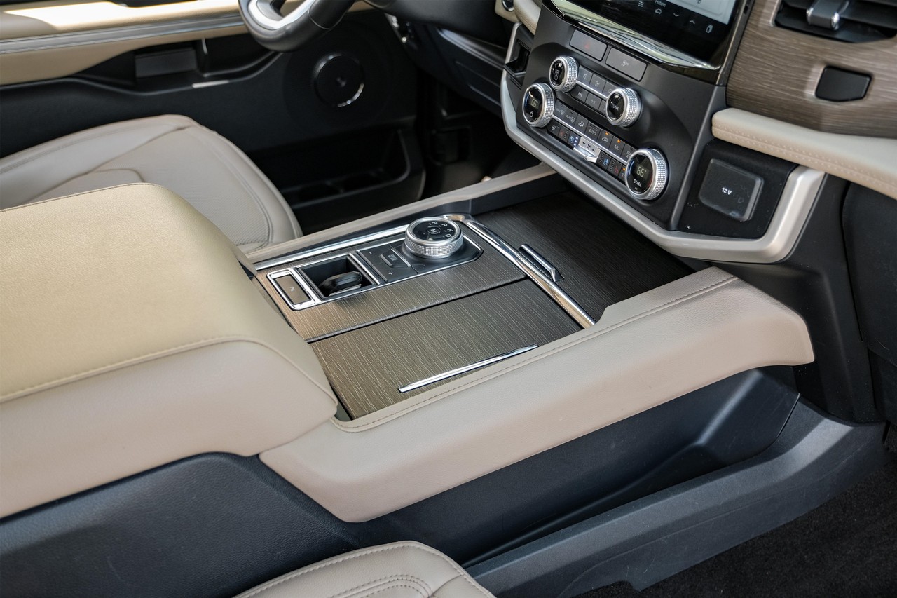 Ford Expedition Vehicle Main Gallery Image 24