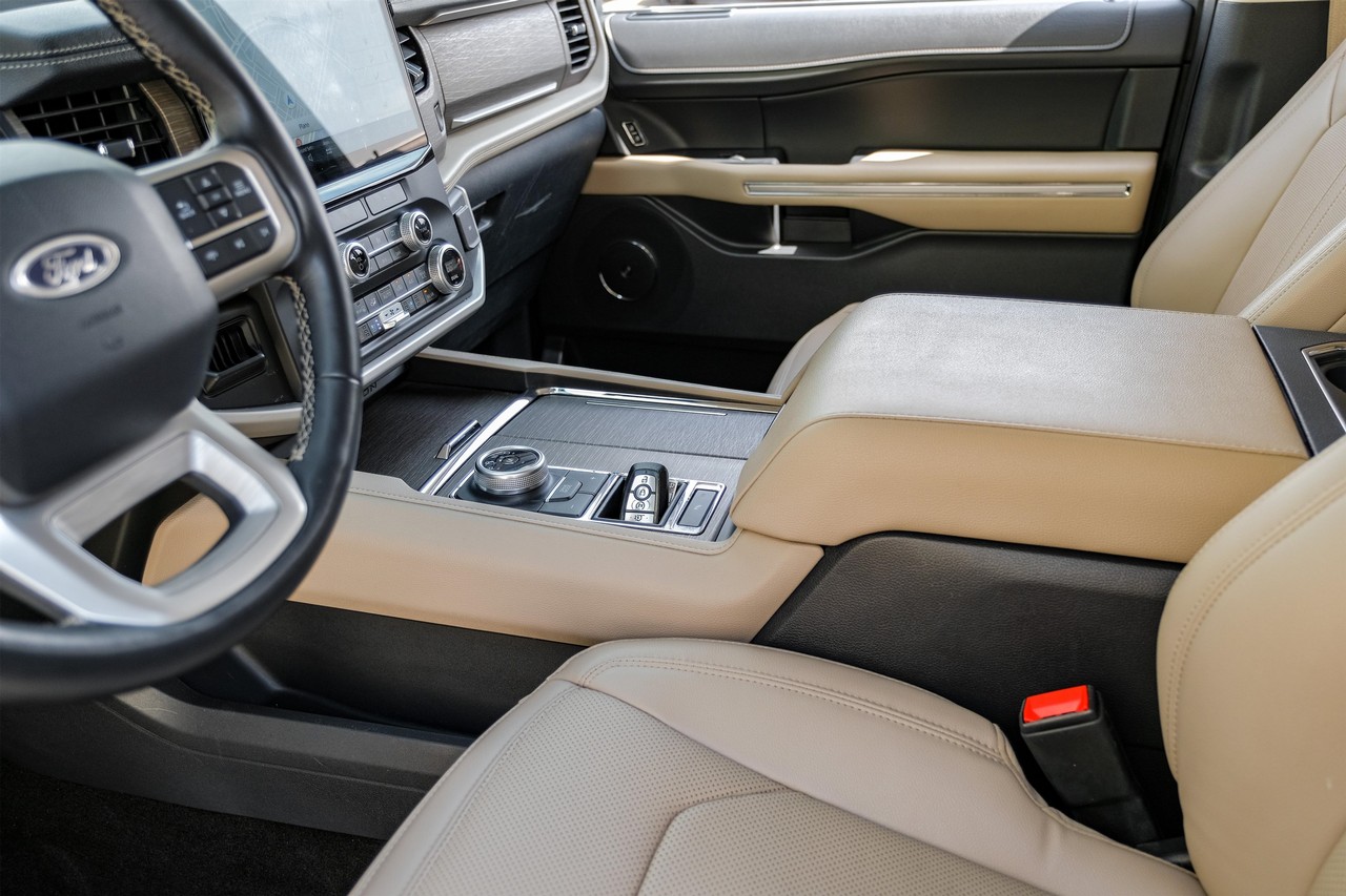 Ford Expedition Vehicle Main Gallery Image 25