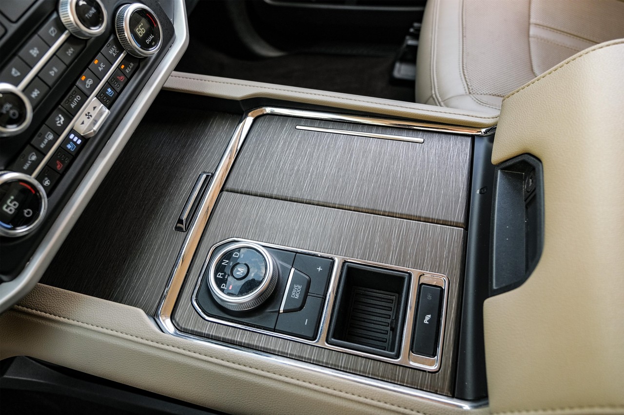 Ford Expedition Vehicle Main Gallery Image 26