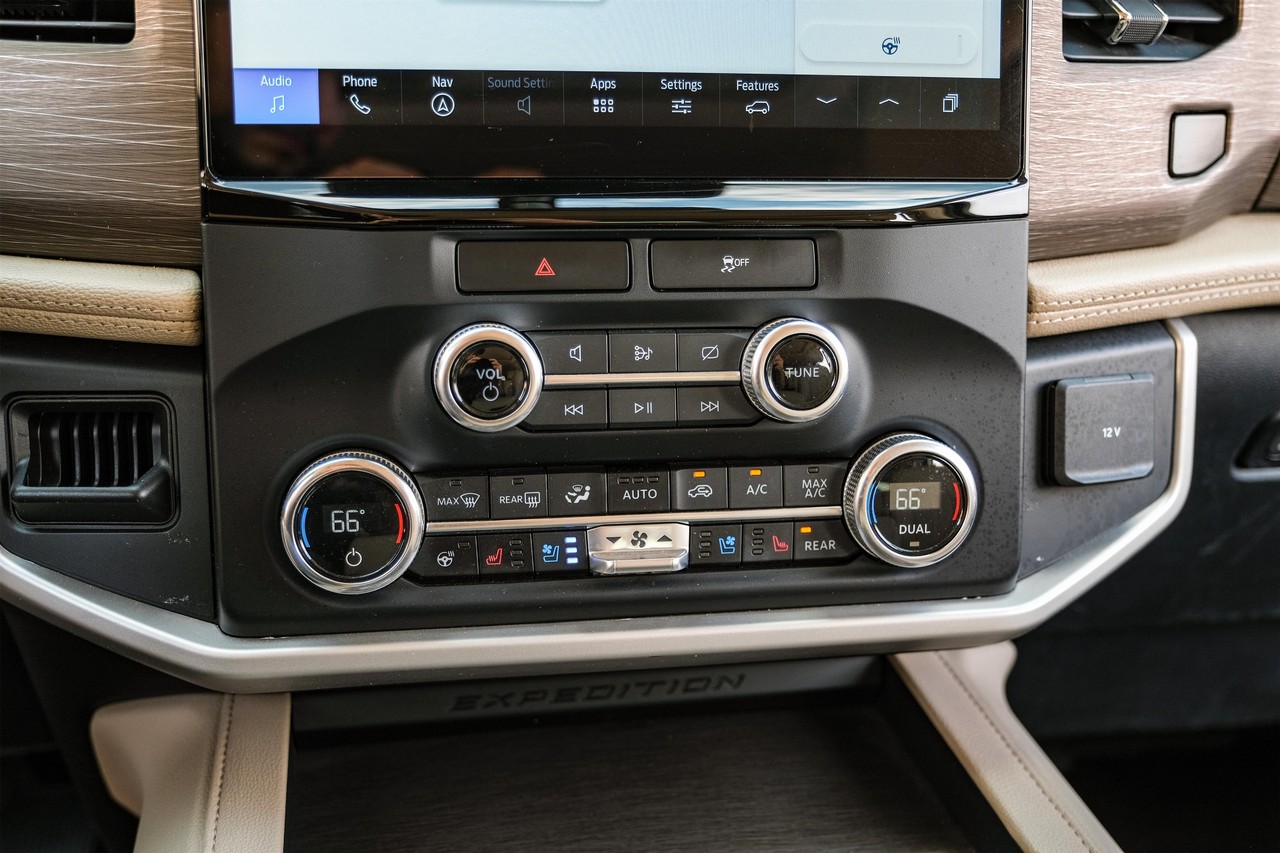 Ford Expedition Vehicle Main Gallery Image 27