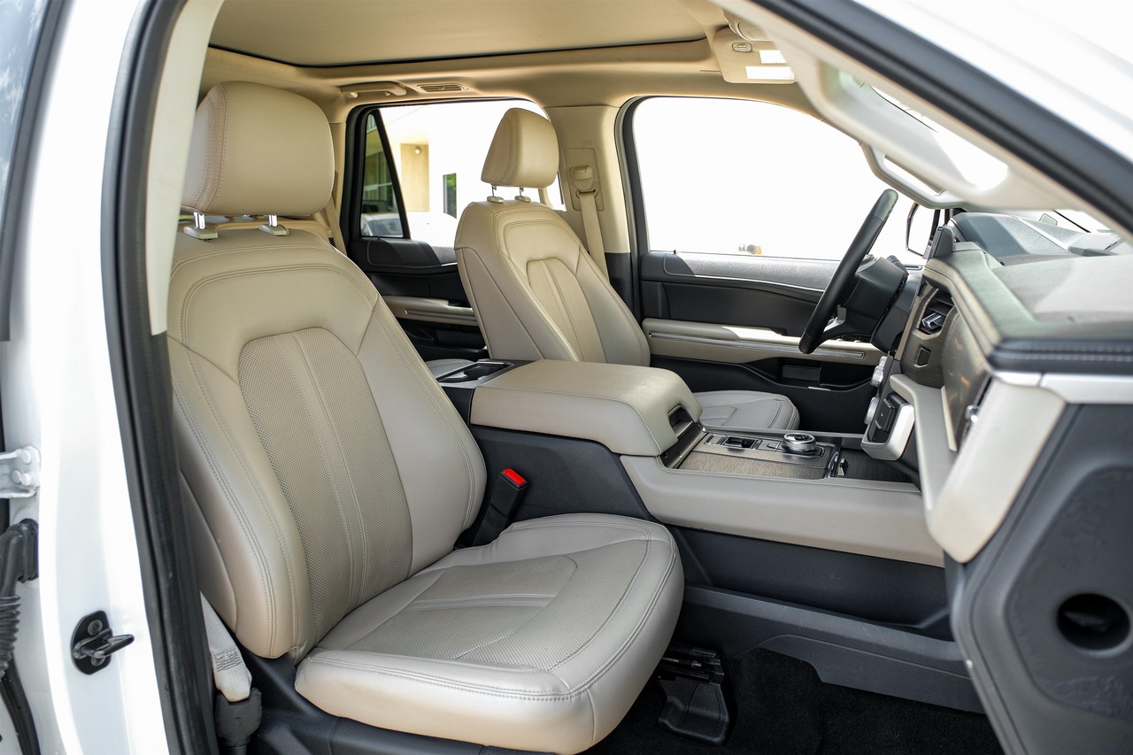 Ford Expedition Vehicle Main Gallery Image 34
