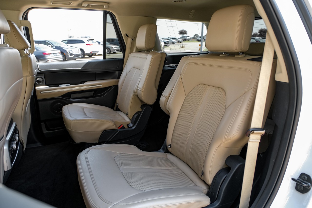 Ford Expedition Vehicle Main Gallery Image 38