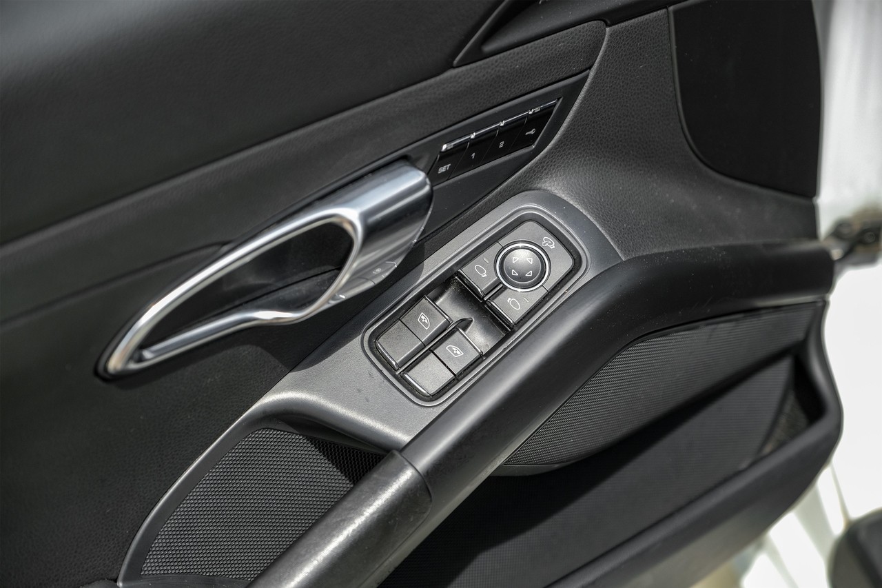 Porsche Boxster Vehicle Main Gallery Image 34