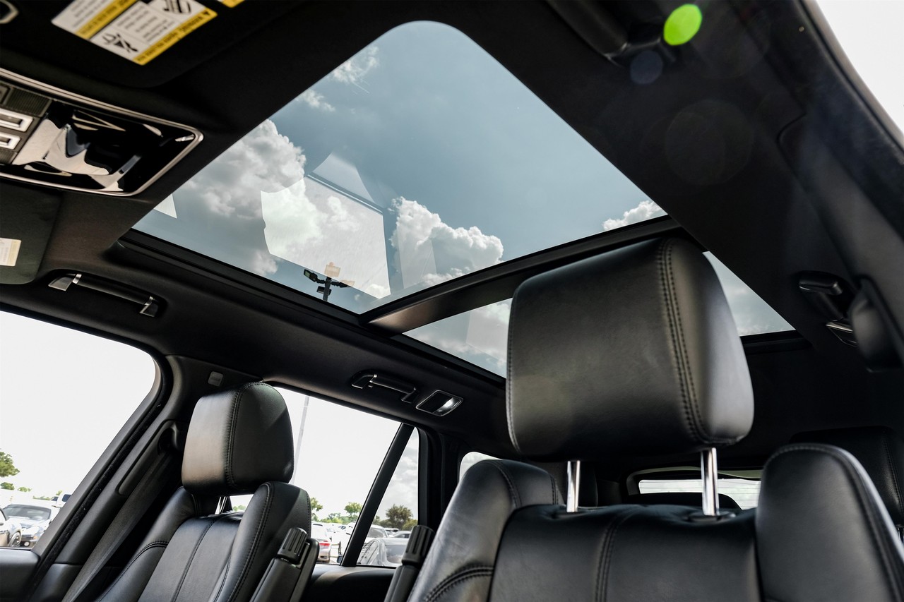 Land Rover Range Rover Vehicle Main Gallery Image 05