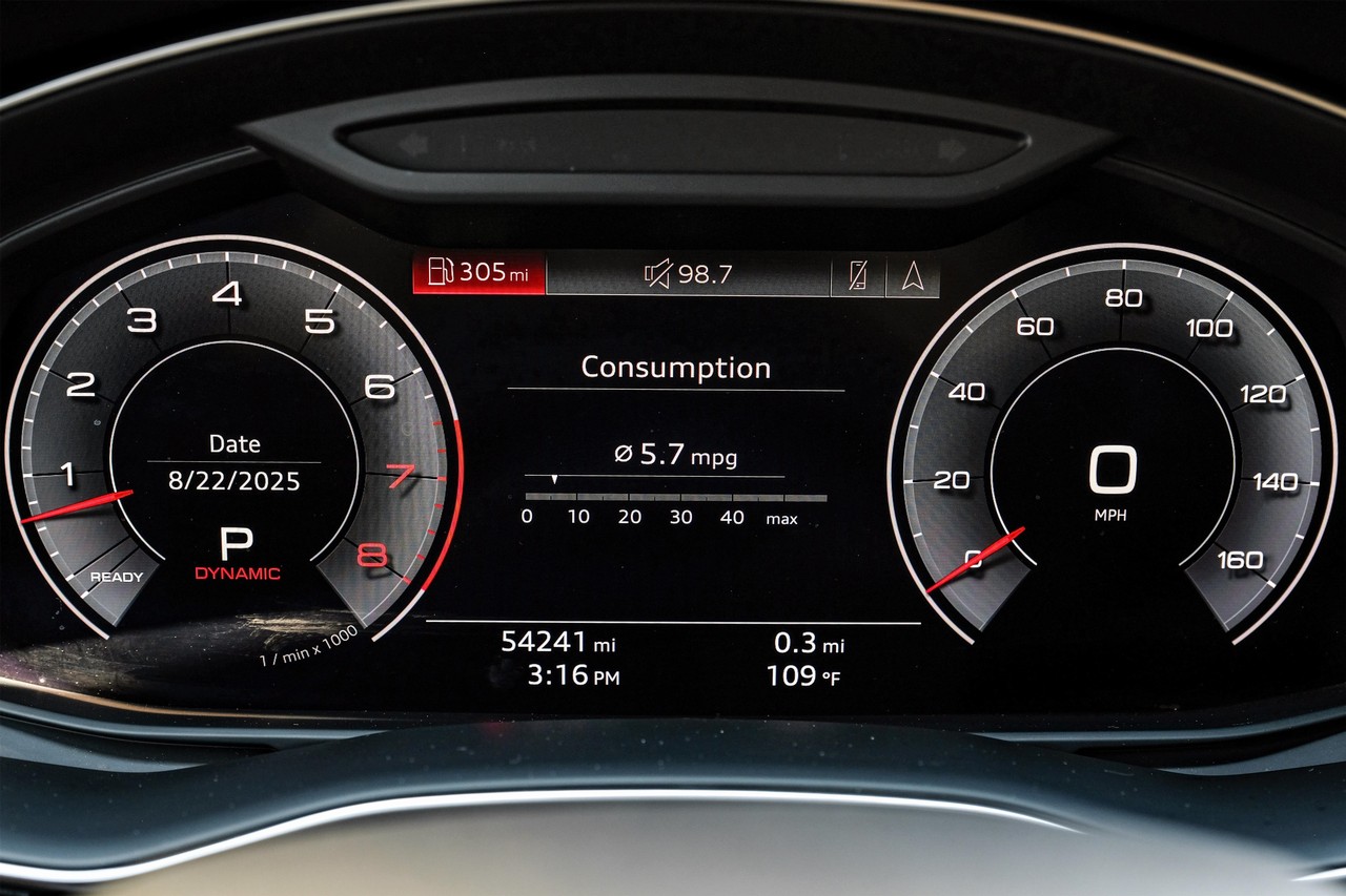 Audi Q8 Vehicle Main Gallery Image 20