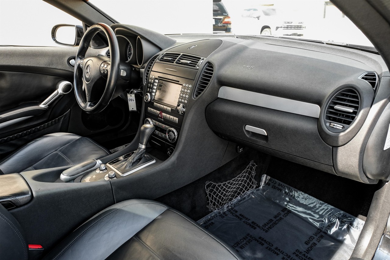 Mercedes-Benz SLK-Class Vehicle Main Gallery Image 12
