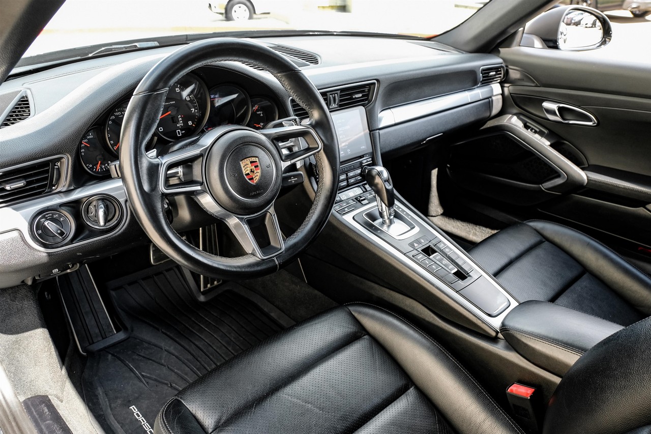 Porsche 911 Vehicle Main Gallery Image 03