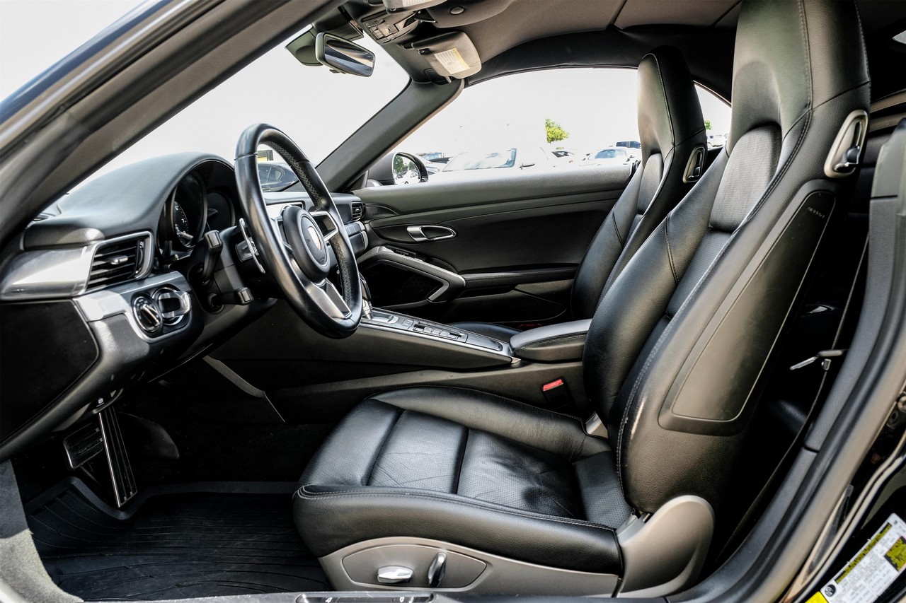 Porsche 911 Vehicle Main Gallery Image 04