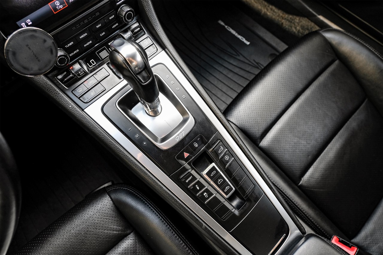 Porsche 911 Vehicle Main Gallery Image 22