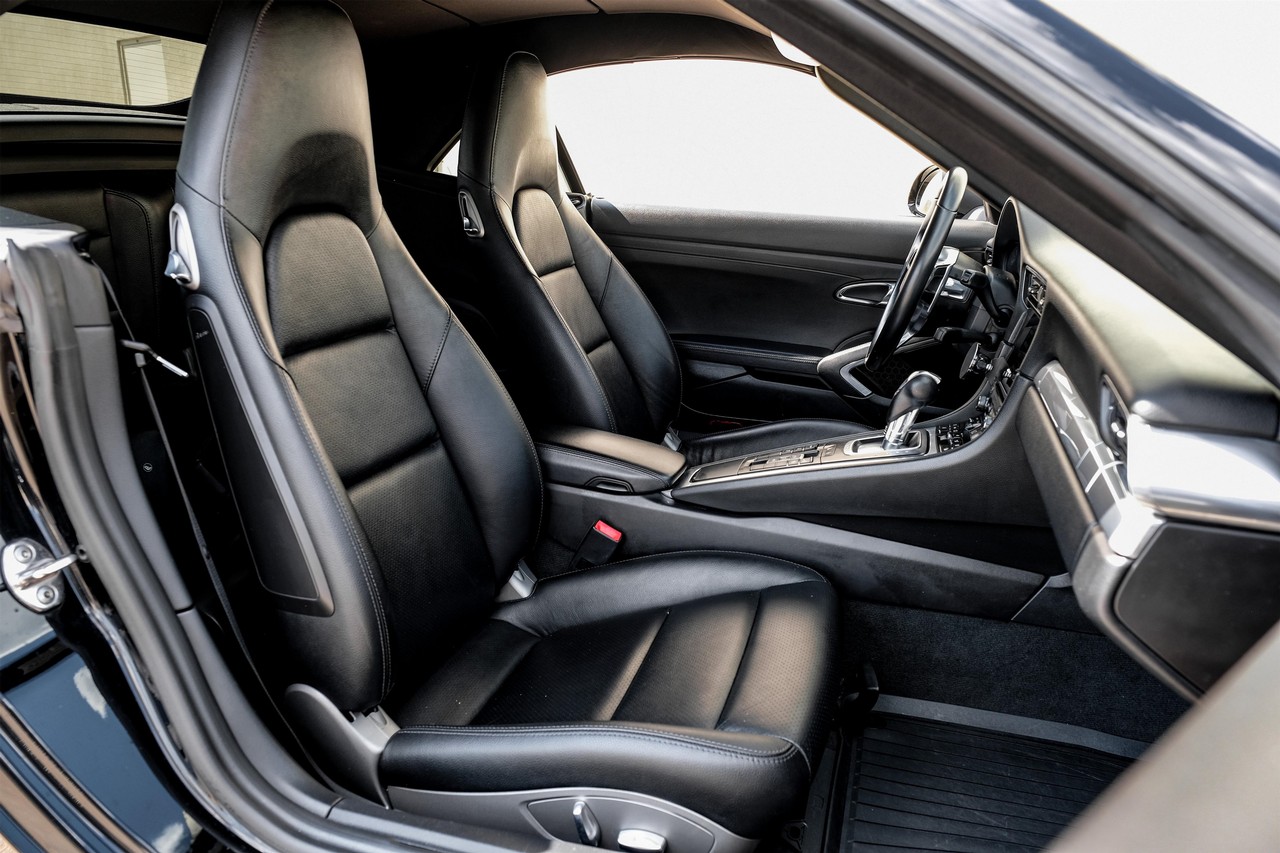 Porsche 911 Vehicle Main Gallery Image 31