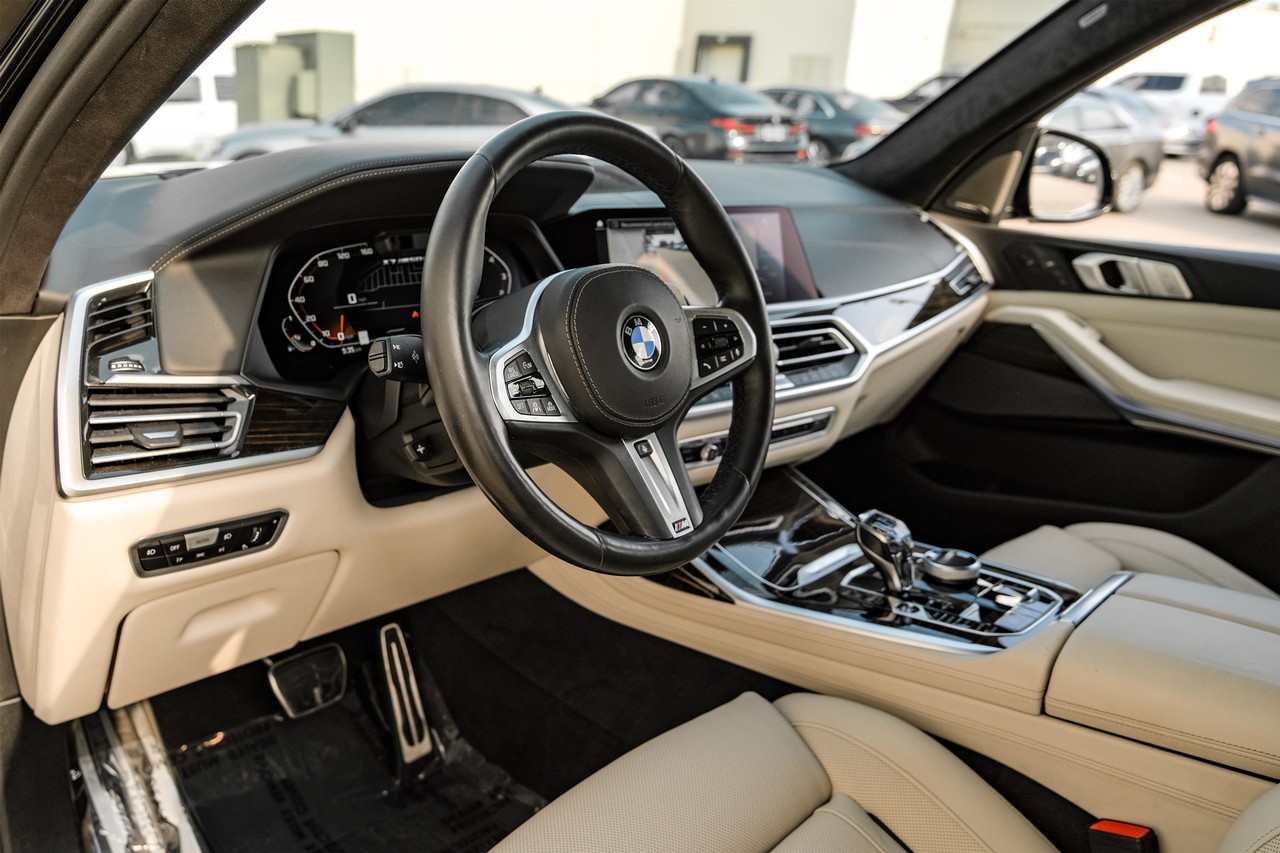 BMW X7 Vehicle Main Gallery Image 03