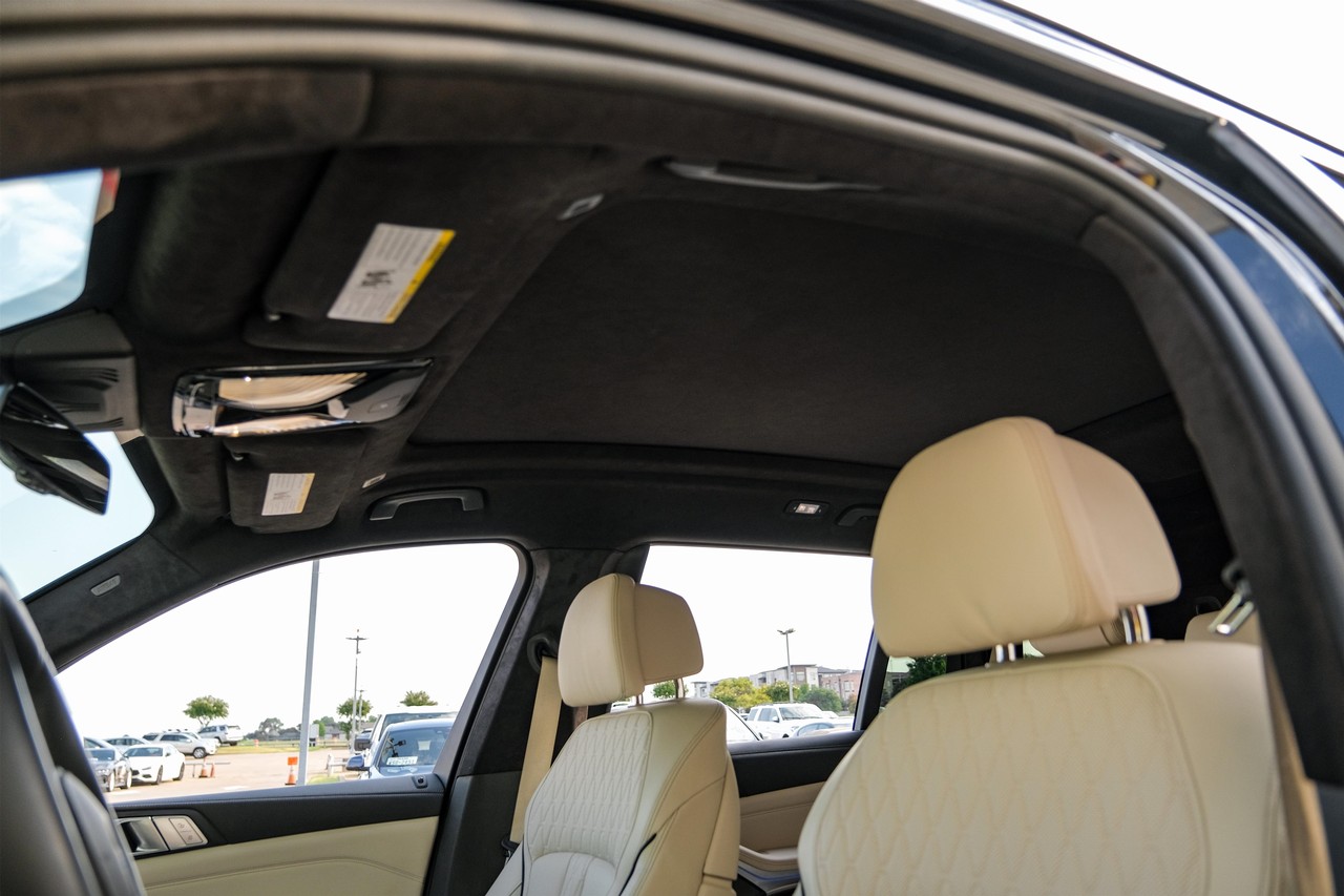 BMW X7 Vehicle Main Gallery Image 05