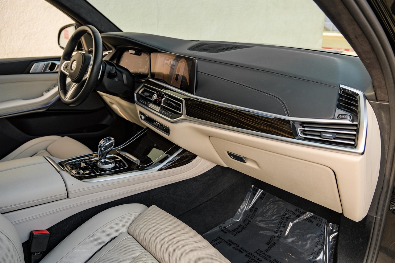 BMW X7 Vehicle Main Gallery Image 13