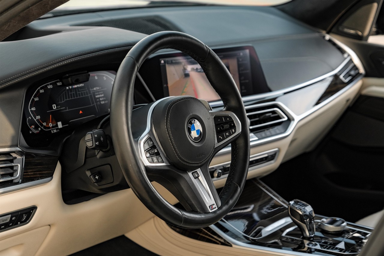 BMW X7 Vehicle Main Gallery Image 16