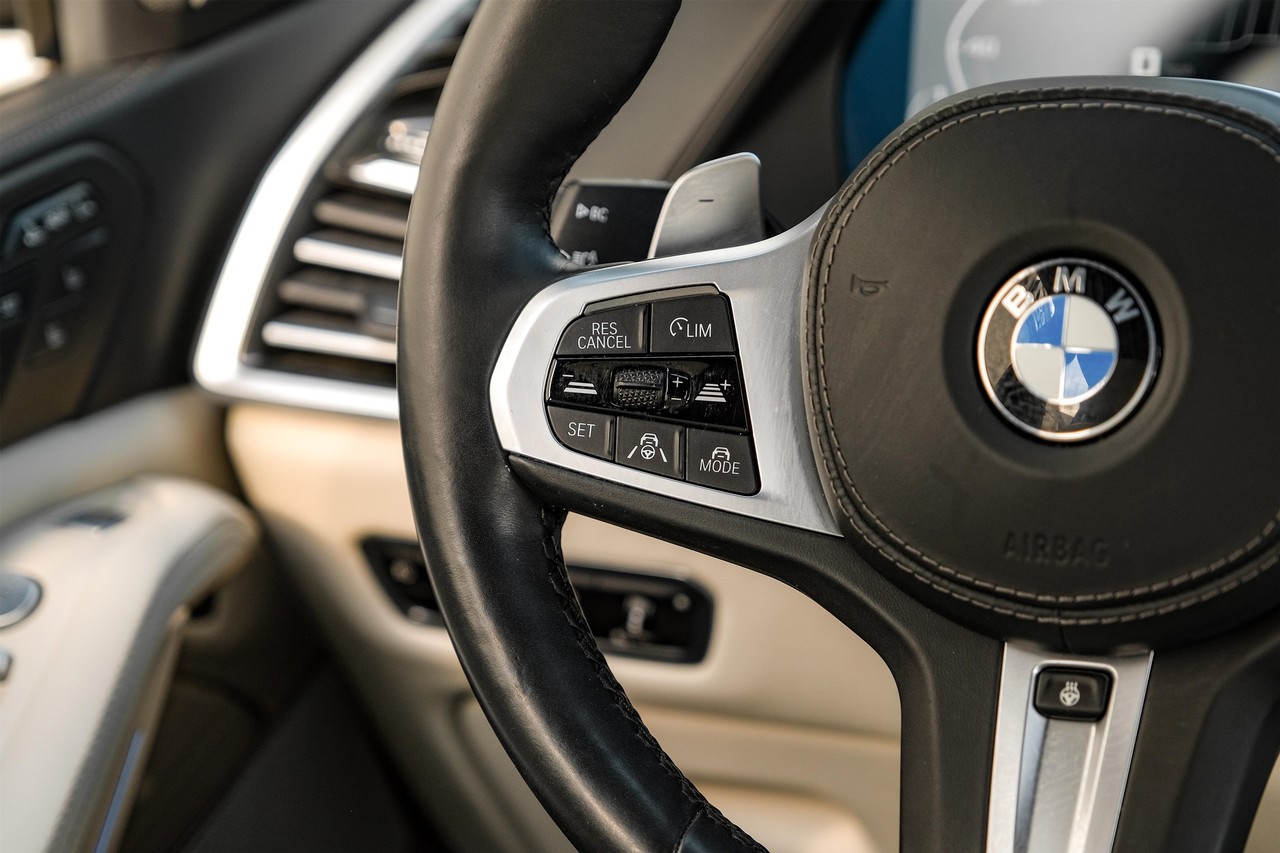 BMW X7 Vehicle Main Gallery Image 17