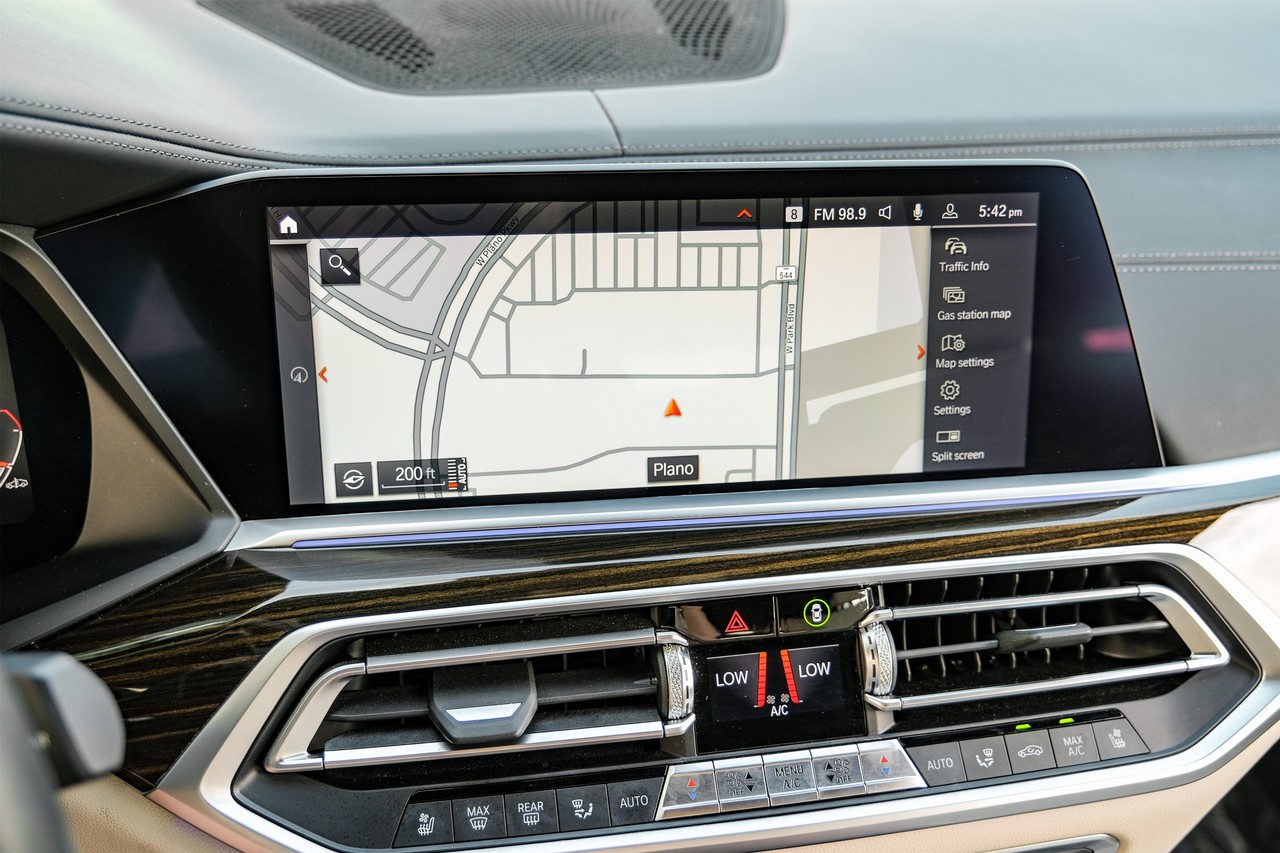 BMW X7 Vehicle Main Gallery Image 23