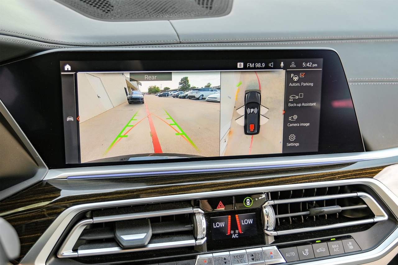 BMW X7 Vehicle Main Gallery Image 24