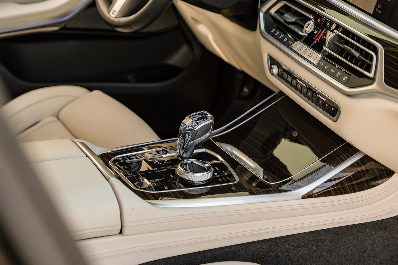 BMW X7 Vehicle Main Gallery Image 25