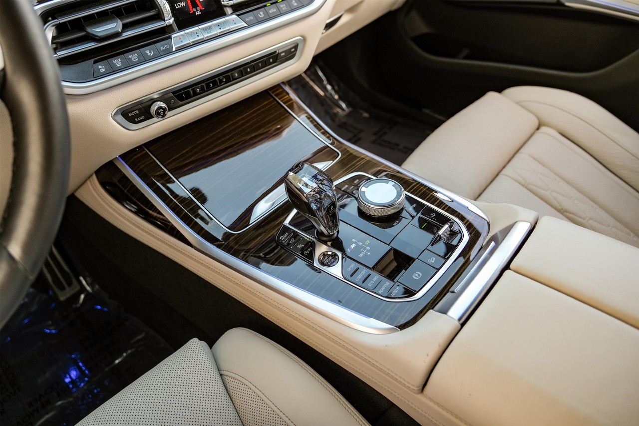 BMW X7 Vehicle Main Gallery Image 26