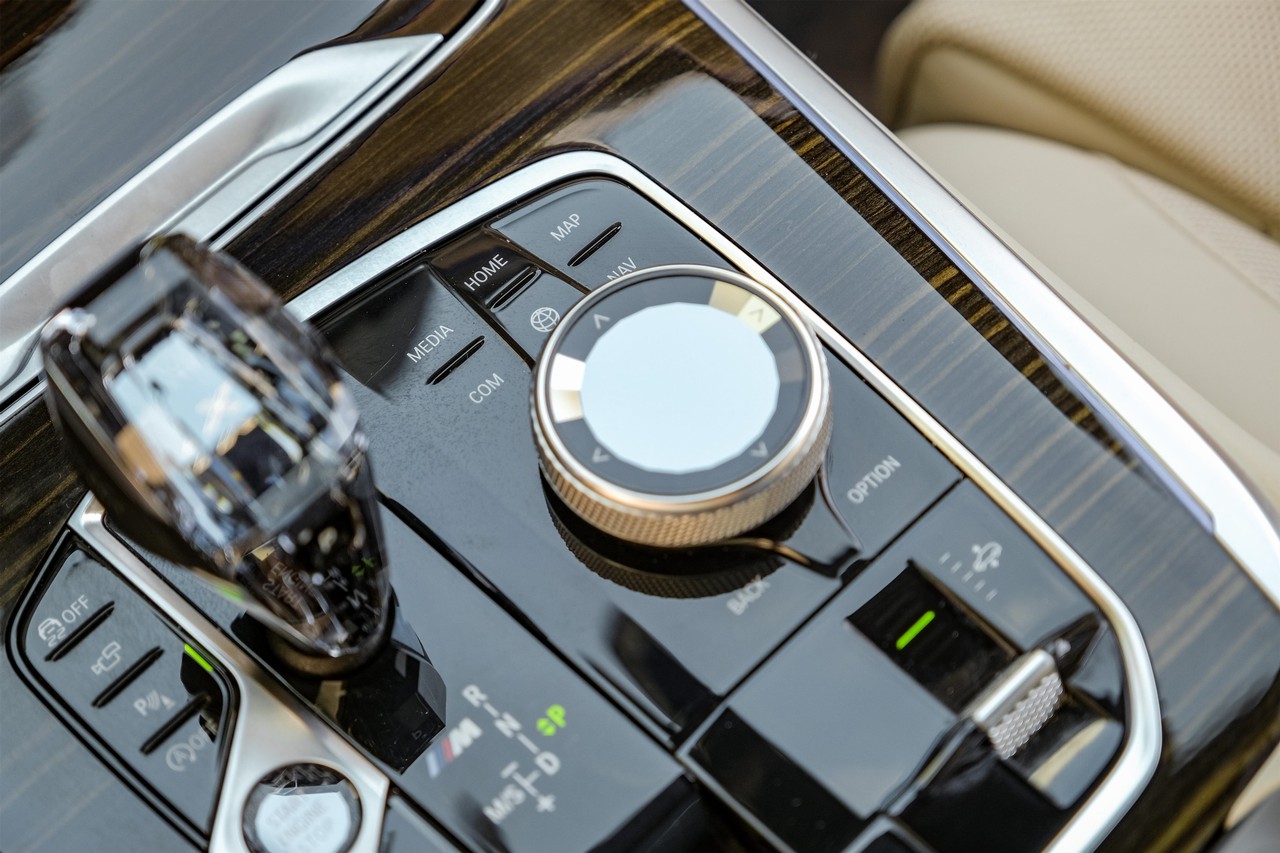 BMW X7 Vehicle Main Gallery Image 27