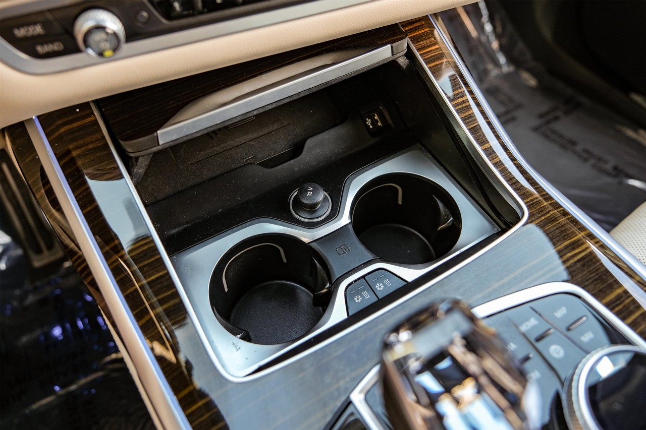 BMW X7 Vehicle Main Gallery Image 29