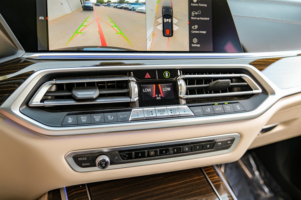 BMW X7 Vehicle Main Gallery Image 30