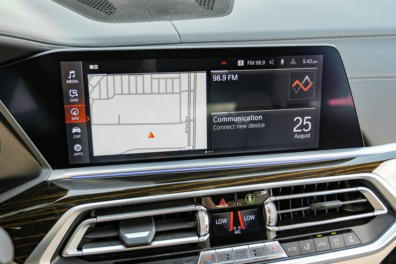 BMW X7 Vehicle Main Gallery Image 36