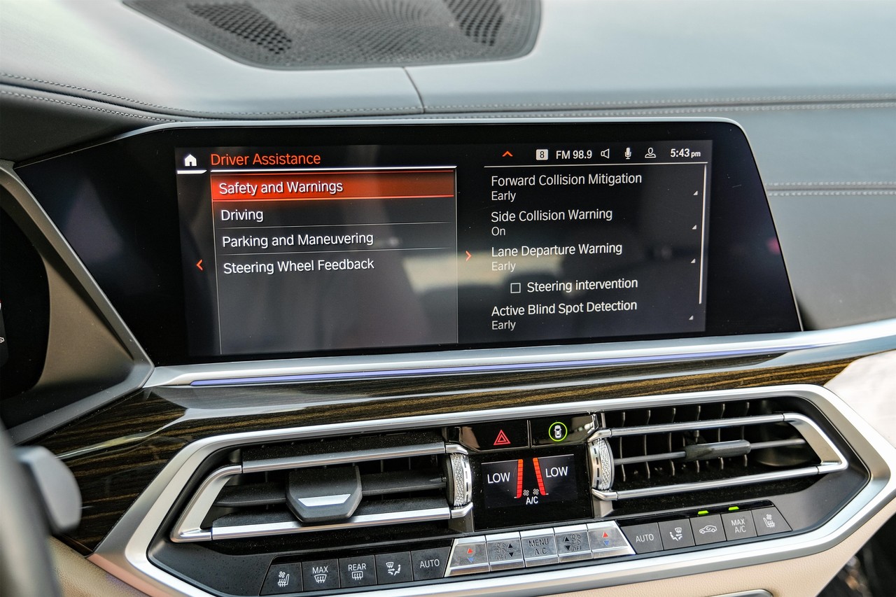BMW X7 Vehicle Main Gallery Image 40