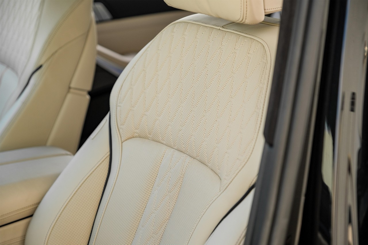 BMW X7 Vehicle Main Gallery Image 45