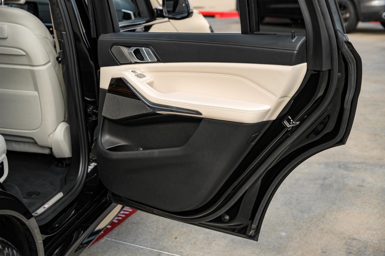 BMW X7 Vehicle Main Gallery Image 76