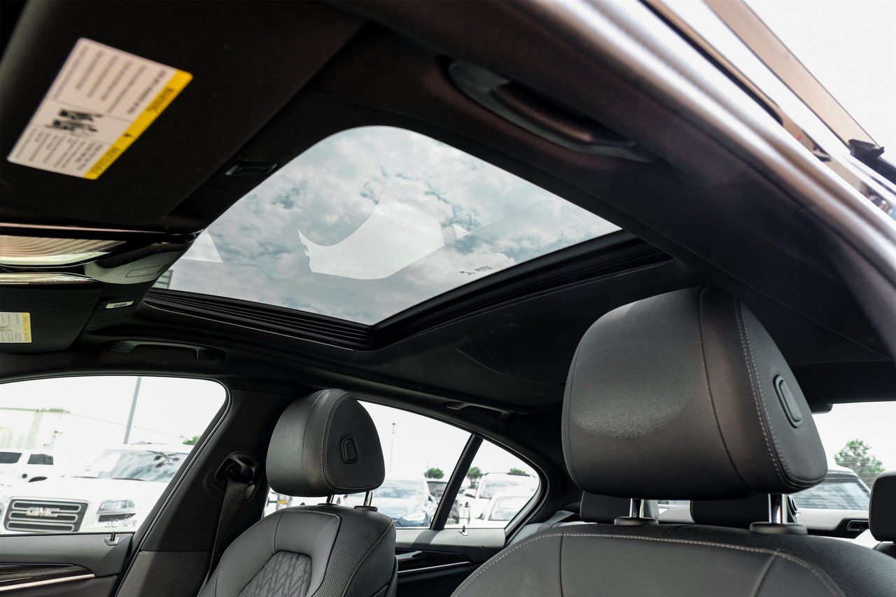BMW 540i Vehicle Main Gallery Image 05