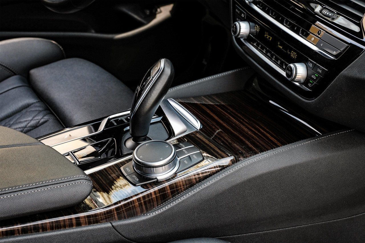 BMW 540i Vehicle Main Gallery Image 24
