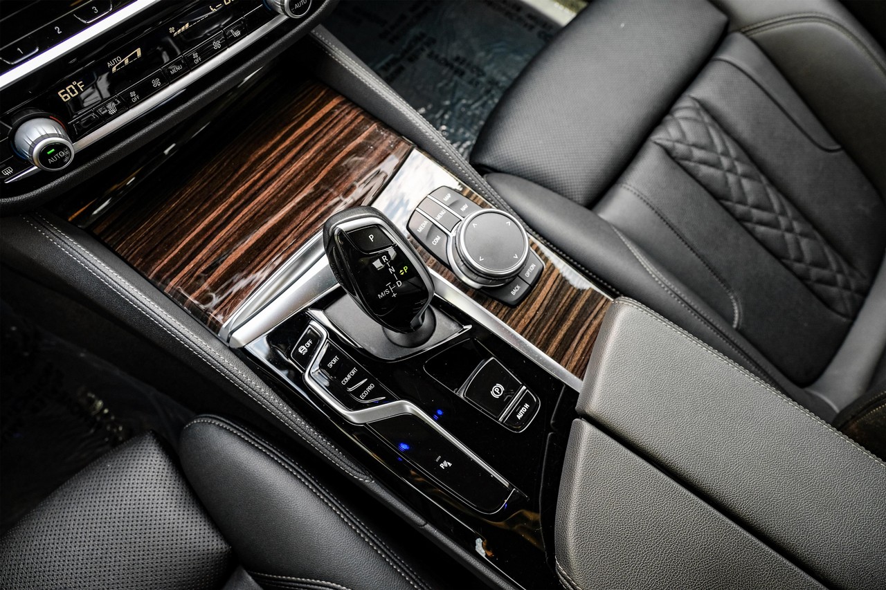 BMW 540i Vehicle Main Gallery Image 25