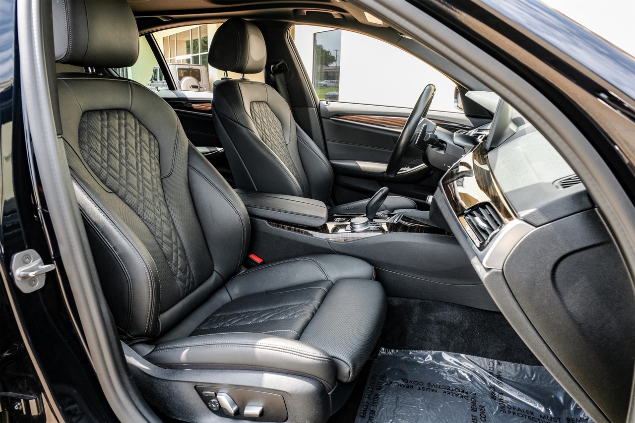 BMW 540i Vehicle Main Gallery Image 32