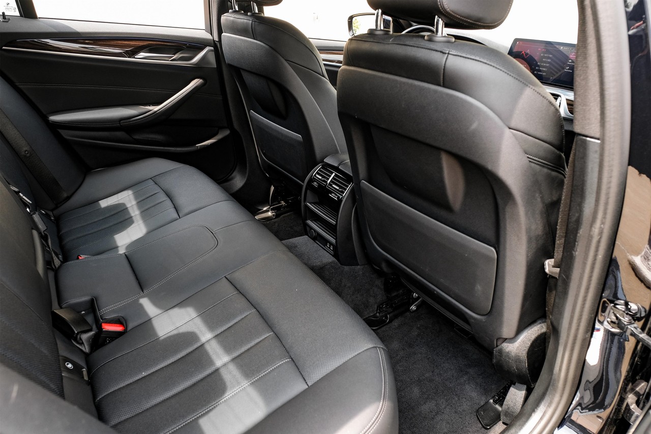 BMW 540i Vehicle Main Gallery Image 35
