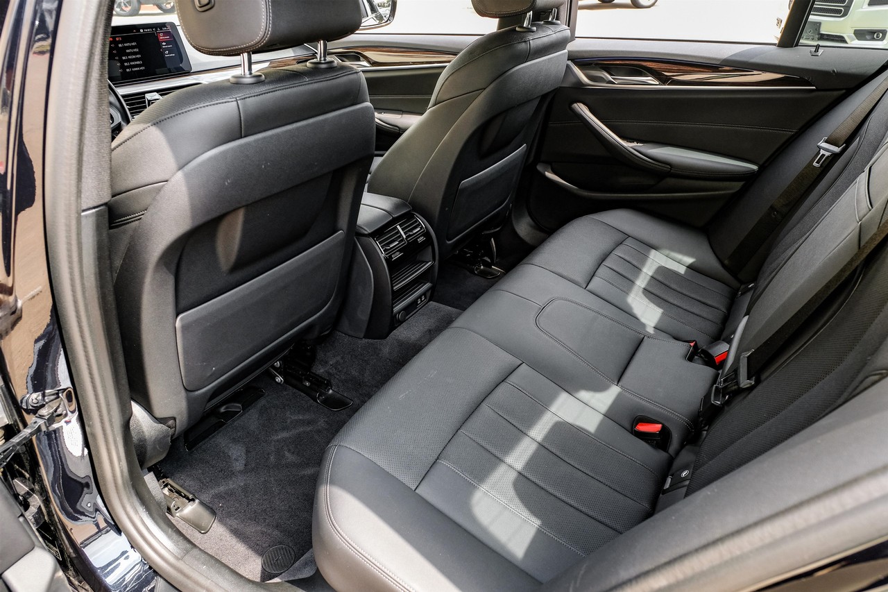 BMW 540i Vehicle Main Gallery Image 36