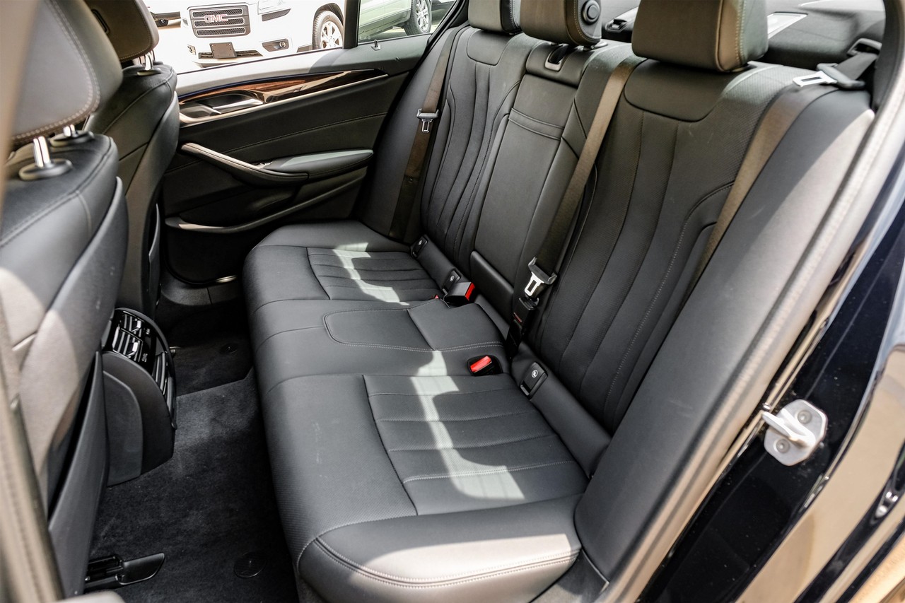BMW 540i Vehicle Main Gallery Image 37