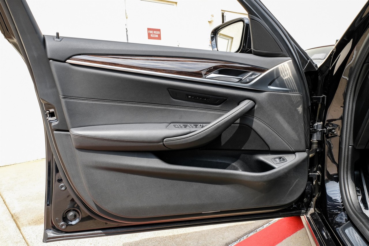 BMW 540i Vehicle Main Gallery Image 40